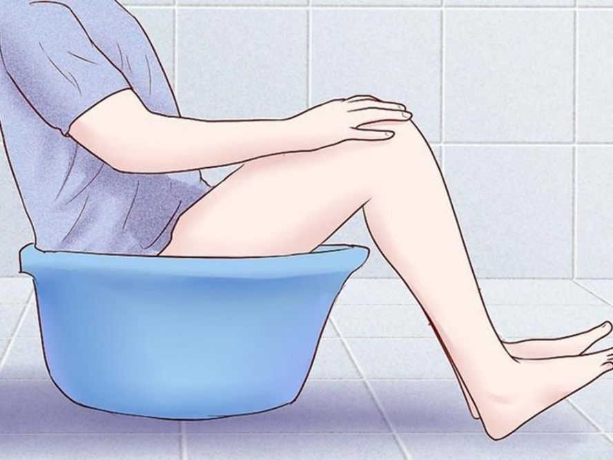 Ngâm nước ấm hỗ trợ điều trị nứt kẽ hậu môn 