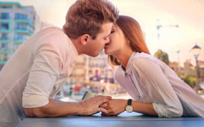 [Giải Đáp Thắc Mắc] – Hôn Nhau Có Lây Bệnh Lậu Không?